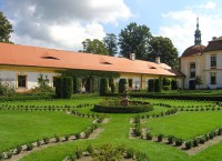 /album/fotogalerie-zamek-jemniste/francouzska-zahrada-na-nadvori-jpg1/